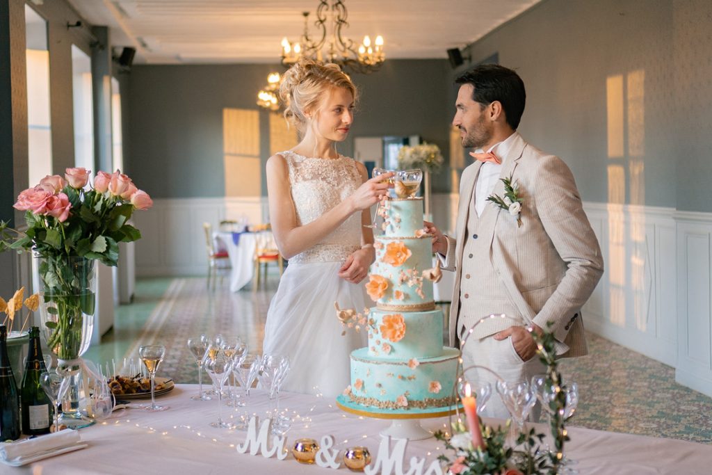mariée et magnifique gâteau de mariage, wedding cake realisé par marilyne cake designer cake desgner et cake design
