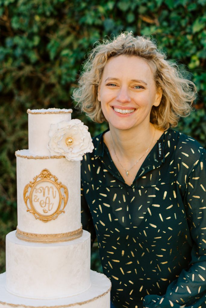 marilyne cake designer avec son wedding cake blanc et doré 
